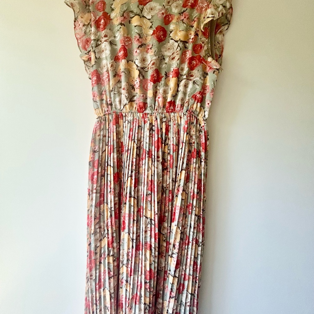 Floral dress with flutter sleeve and pleated skirt - Picture 2 of 9